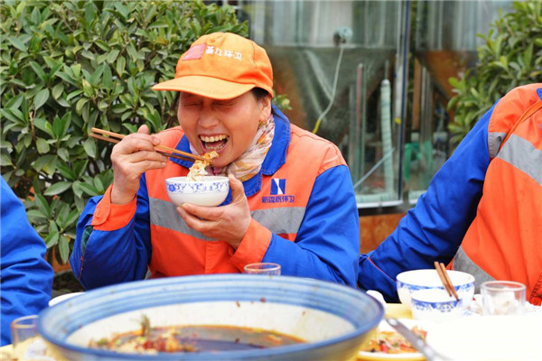 暖心！重慶一餐飲店請526名環(huán)衛(wèi)工吃團(tuán)年飯