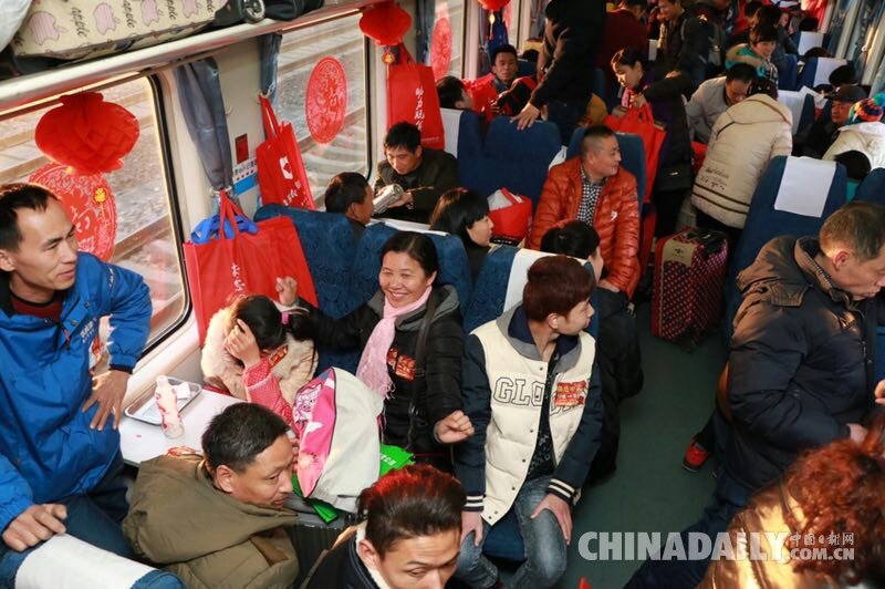 開往家鄉(xiāng)的專列：1200多名阜陽農民工免費乘專列返鄉(xiāng)