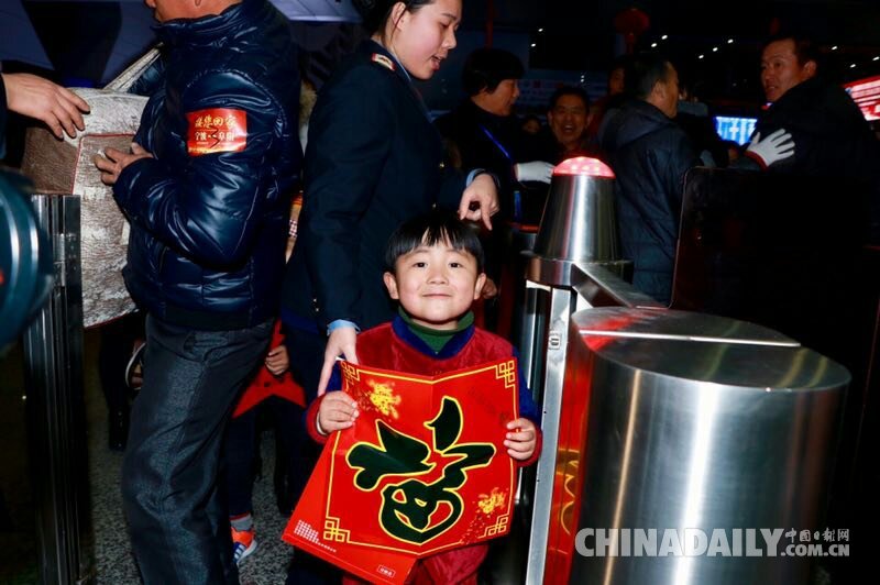 開往家鄉(xiāng)的專列：1200多名阜陽農(nóng)民工免費乘專列返鄉(xiāng)