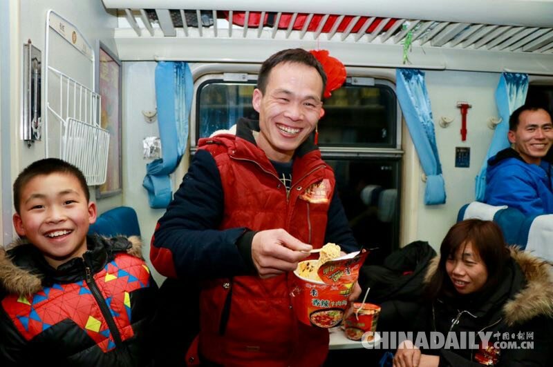 開往家鄉(xiāng)的專列：1200多名阜陽農民工免費乘專列返鄉(xiāng)