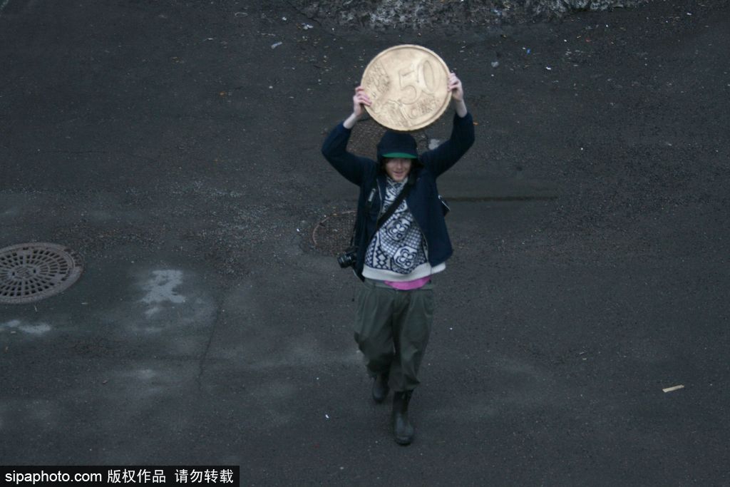 剪紙錯(cuò)位藝術(shù)趣味無窮 盤點(diǎn)度假勝地巧變創(chuàng)意作品