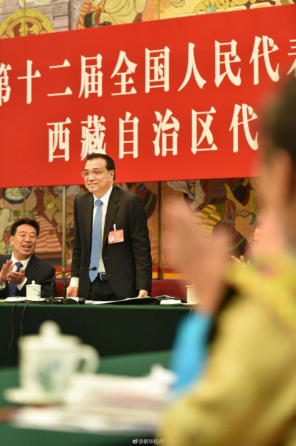 李克強(qiáng)參加西藏代表團(tuán)審議：民族團(tuán)結(jié)要像糌粑和糍粑那樣捏成團(tuán)、聚成團(tuán)、抱成團(tuán)