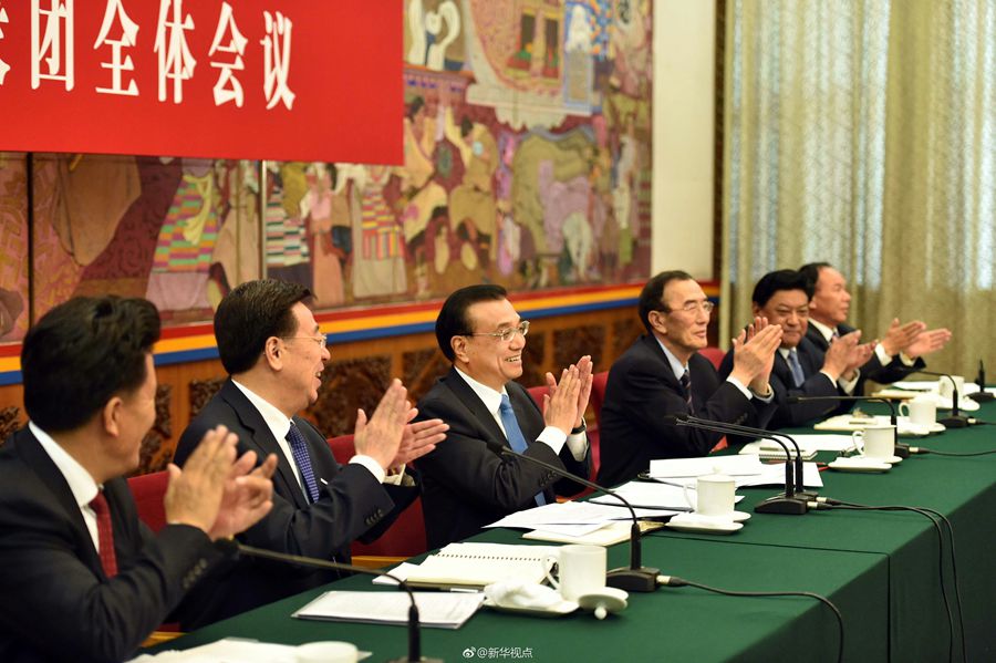 李克強(qiáng)參加西藏代表團(tuán)審議：民族團(tuán)結(jié)要像糌粑和糍粑那樣捏成團(tuán)、聚成團(tuán)、抱成團(tuán)