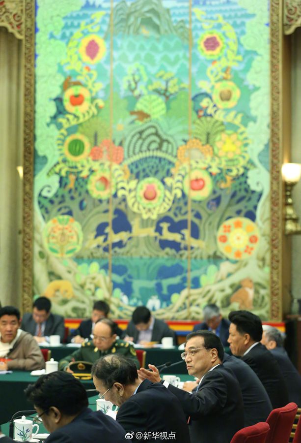 李克強(qiáng)參加西藏代表團(tuán)審議：民族團(tuán)結(jié)要像糌粑和糍粑那樣捏成團(tuán)、聚成團(tuán)、抱成團(tuán)