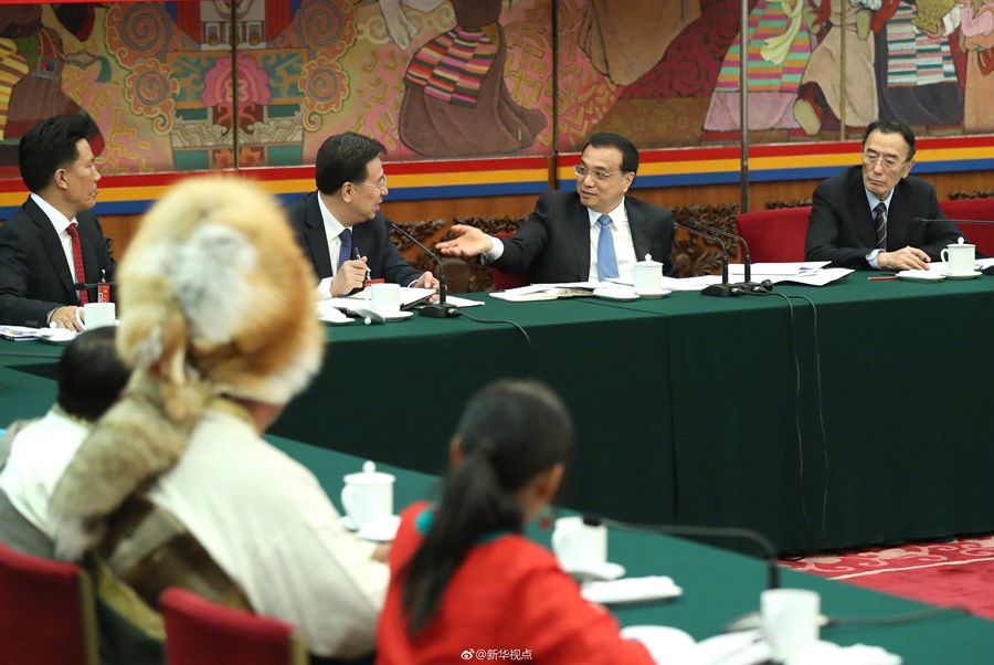 李克強(qiáng)參加西藏代表團(tuán)審議：民族團(tuán)結(jié)要像糌粑和糍粑那樣捏成團(tuán)、聚成團(tuán)、抱成團(tuán)