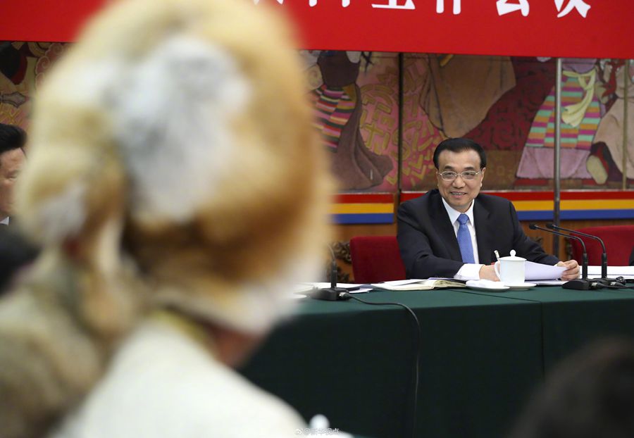 李克強(qiáng)參加西藏代表團(tuán)審議：民族團(tuán)結(jié)要像糌粑和糍粑那樣捏成團(tuán)、聚成團(tuán)、抱成團(tuán)