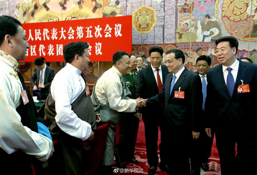李克強(qiáng)參加西藏代表團(tuán)審議：民族團(tuán)結(jié)要像糌粑和糍粑那樣捏成團(tuán)、聚成團(tuán)、抱成團(tuán)