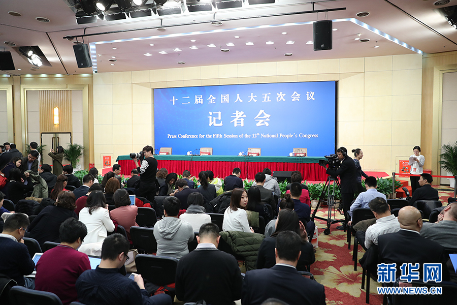 現(xiàn)場記者們的準(zhǔn)備工作