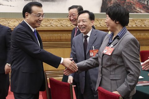 院士代表建議攻克霧霾形成機(jī)理 李克強(qiáng)：誰攻克，重獎(jiǎng)?wù)l！