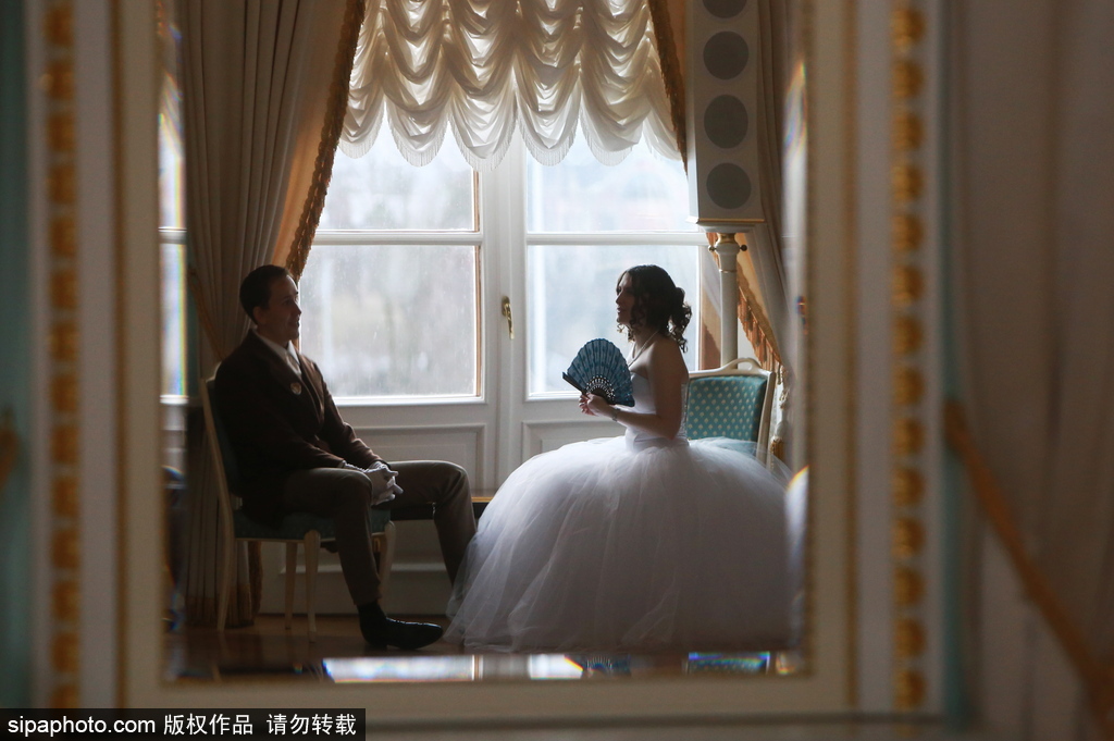 俄羅斯舉辦復(fù)古舞會(huì) 俊男美女顏值高