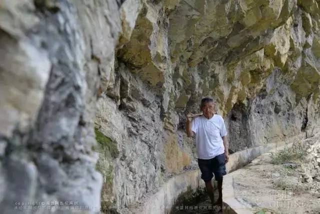 解碼中國丨這位當(dāng)代“愚公”在懸崖峭壁上鑿出7千米水渠，現(xiàn)實比神話傳說更震撼！