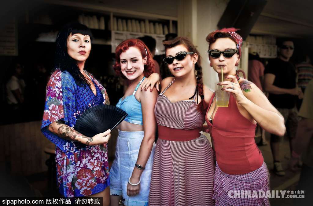 歡迎來到六十年代的歐洲 西班牙小鎮(zhèn)舉辦復古大派對