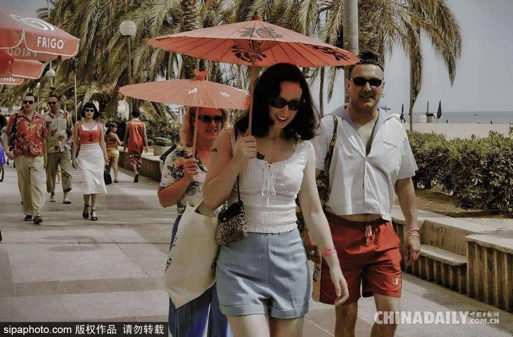 歡迎來到六十年代的歐洲 西班牙小鎮(zhèn)舉辦復古大派對