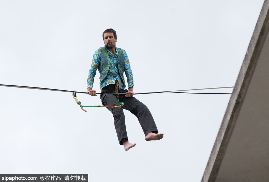 英國(guó)男子BBC大樓上演驚險(xiǎn)一幕 赤腳高空走鋼絲