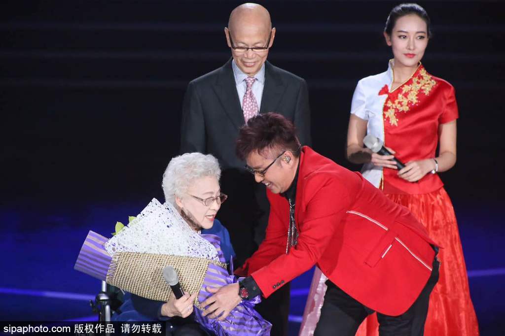 第七屆北京電影節(jié)：95歲秦怡坐輪椅現(xiàn)身閉幕式 林志玲與讓·雷諾俏皮頒獎(jiǎng)
