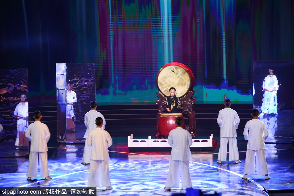 第七屆北京電影節(jié)：95歲秦怡坐輪椅現(xiàn)身閉幕式 林志玲與讓·雷諾俏皮頒獎(jiǎng)