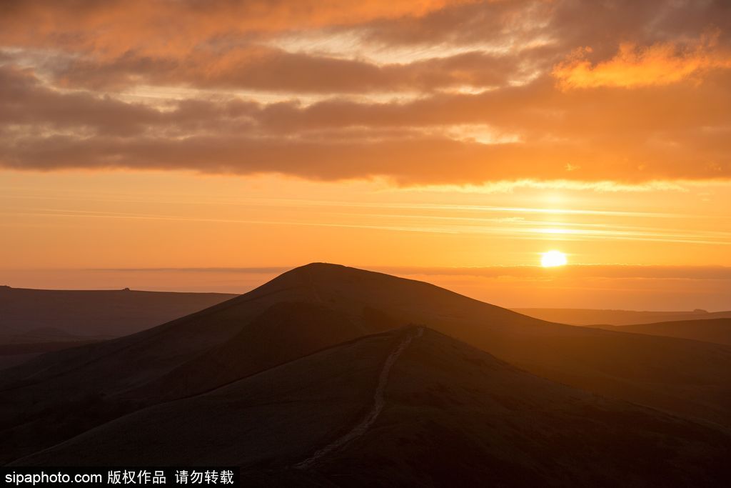 英國(guó)：德比郡天空現(xiàn)絕美日出 夢(mèng)幻天空如臨仙境