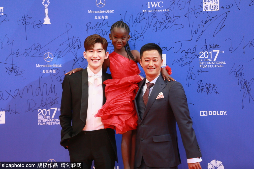 第七屆北京電影節(jié)：莫妮卡·貝魯奇性感現(xiàn)身閉幕式紅毯 林志玲、蔣雯麗、殷桃同場(chǎng)爭(zhēng)艷