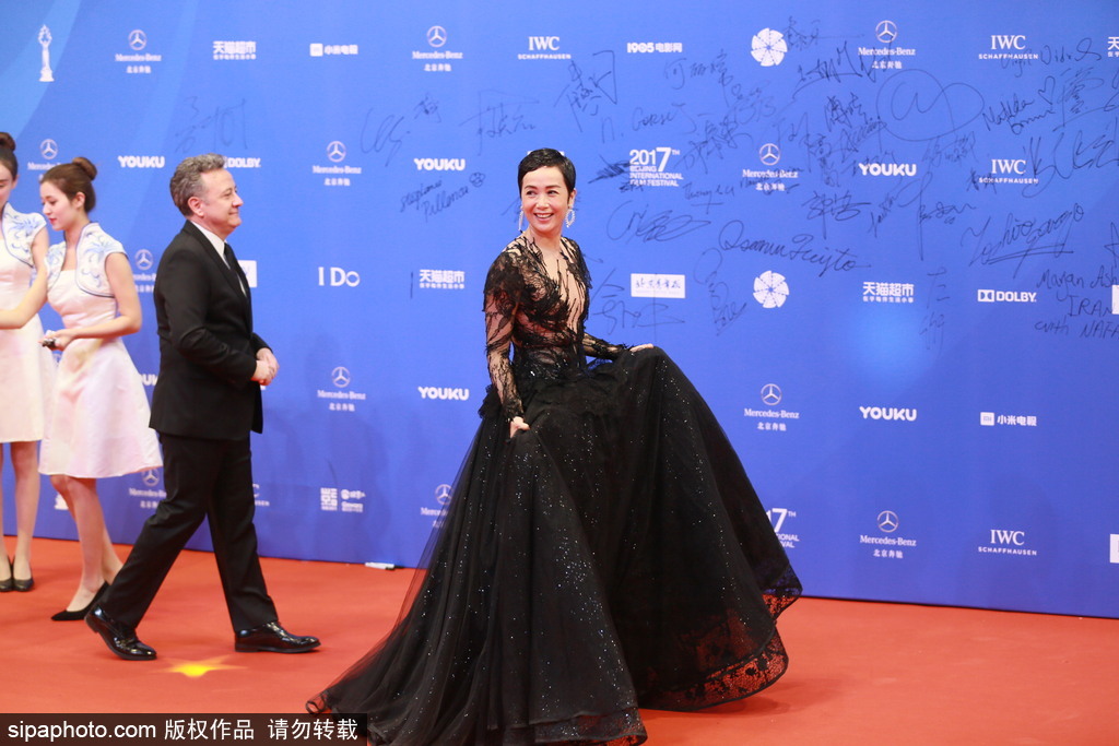 第七屆北京電影節(jié)：莫妮卡·貝魯奇性感現(xiàn)身閉幕式紅毯 林志玲、蔣雯麗、殷桃同場爭艷