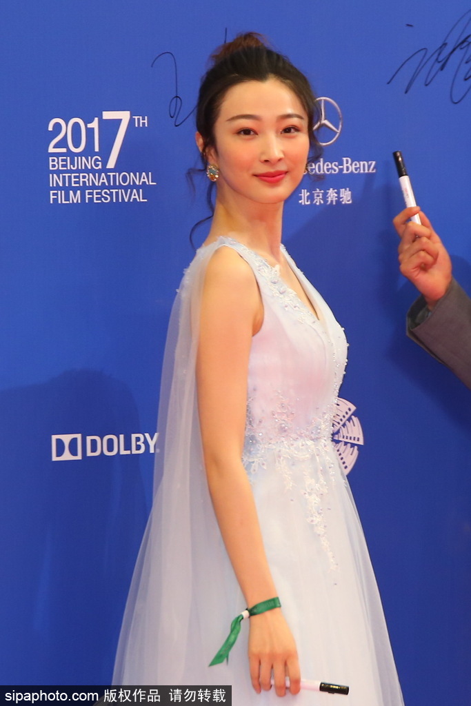 第七屆北京電影節(jié)：莫妮卡·貝魯奇性感現(xiàn)身閉幕式紅毯 林志玲、蔣雯麗、殷桃同場爭艷