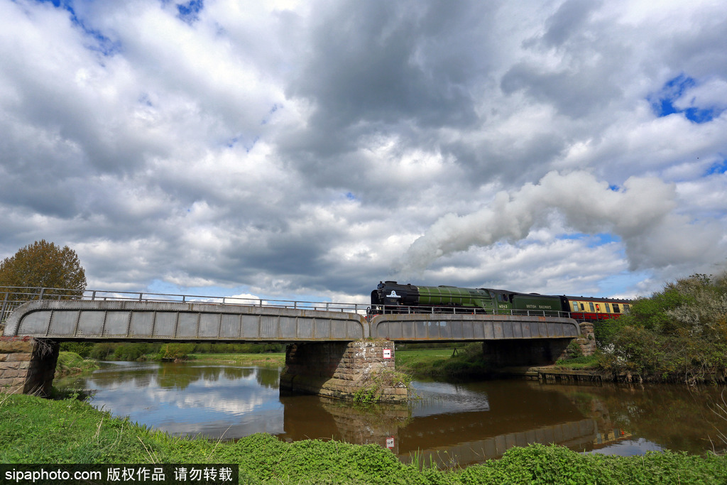 老技術(shù)也能飆車 英國“旋風(fēng)號”蒸汽火車跑出161公里/小時