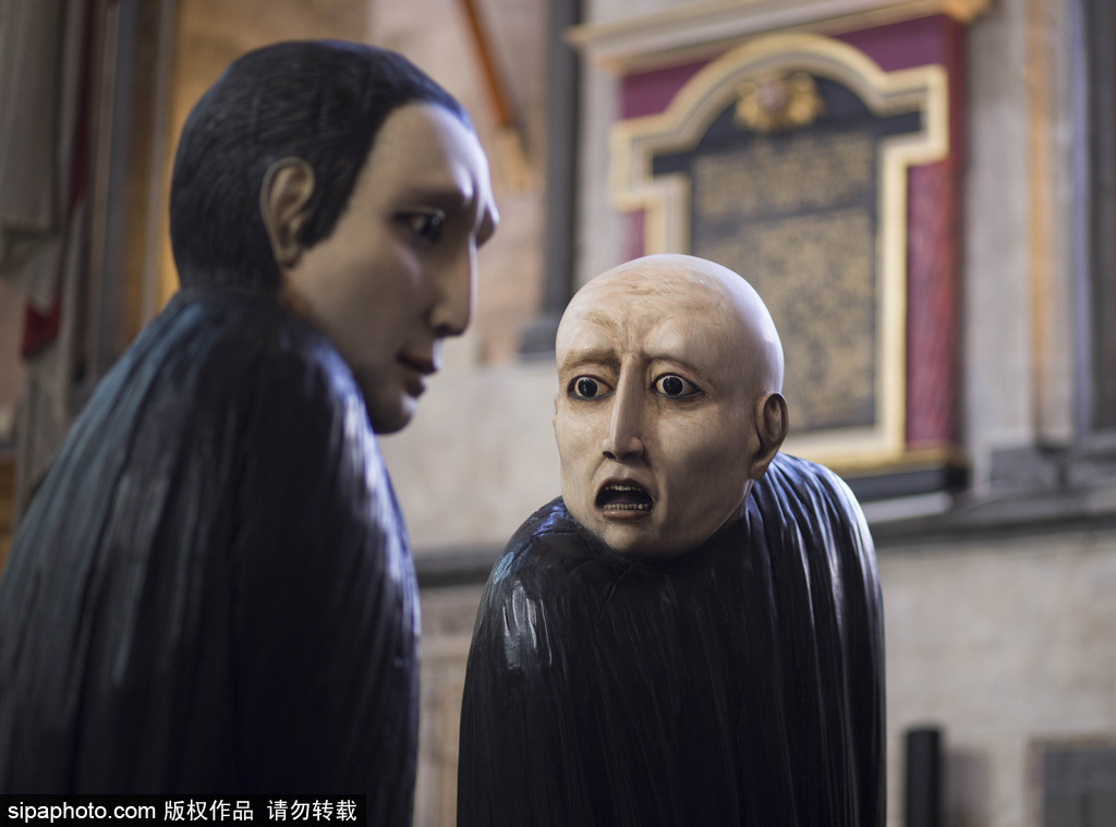 英國(guó)教堂舉行木雕藝術(shù)展 奇詭神秘仿若走進(jìn)木偶城堡