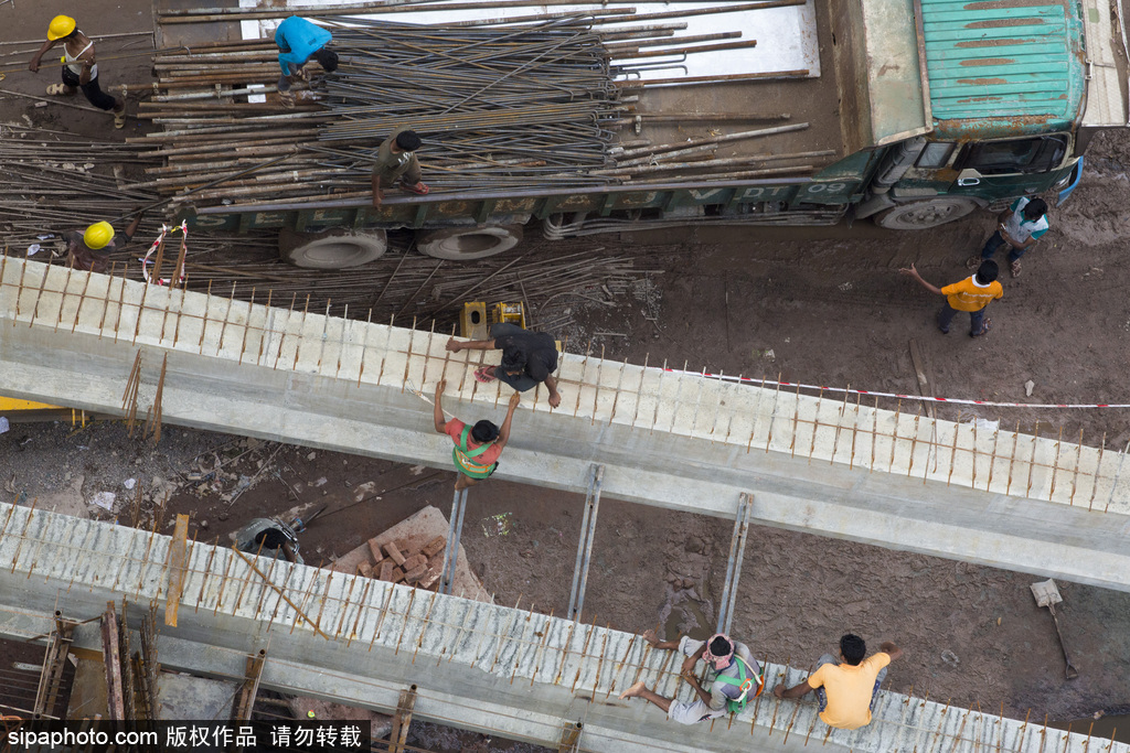 用生命在工作！實(shí)拍孟加拉國(guó)建筑工人的高危工作