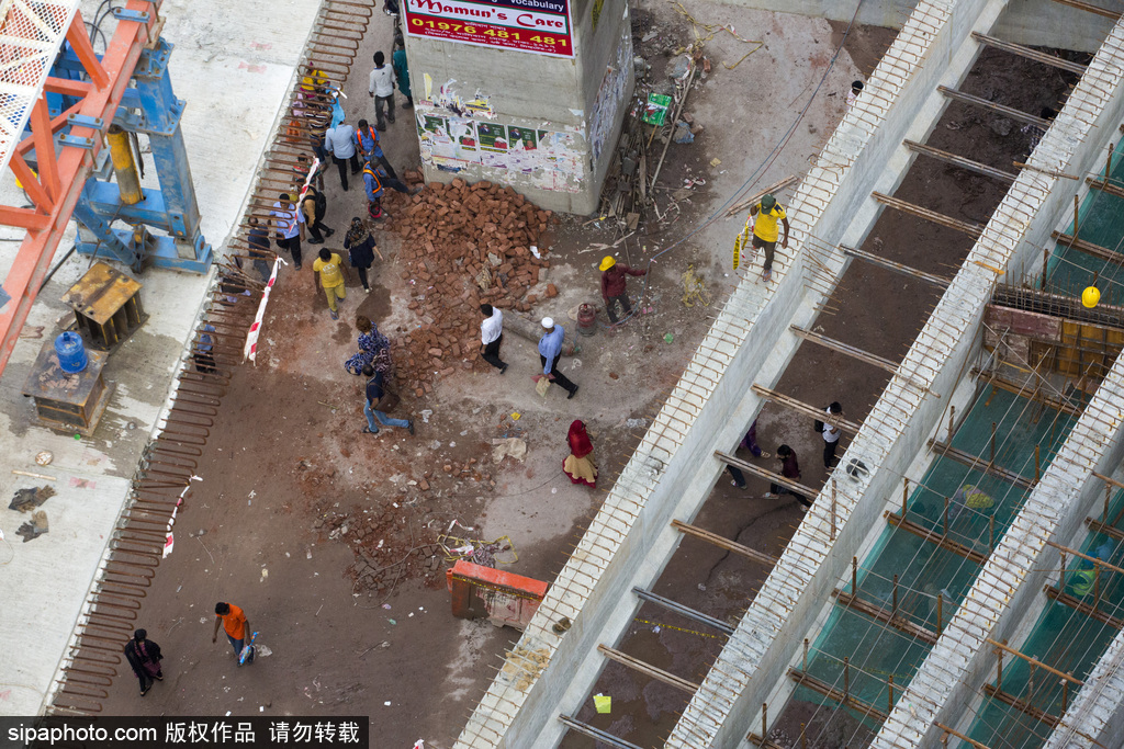 用生命在工作！實(shí)拍孟加拉國(guó)建筑工人的高危工作