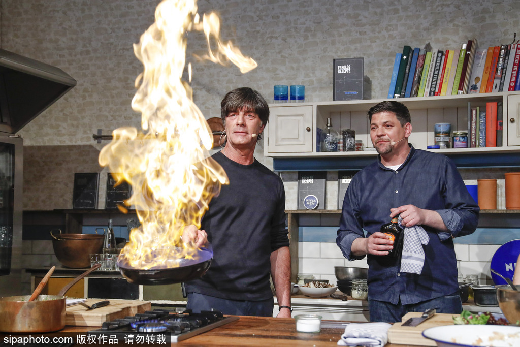 舌尖上的美食？勒夫參加節(jié)目變身大廚 鍋鏟翻飛火光沖天