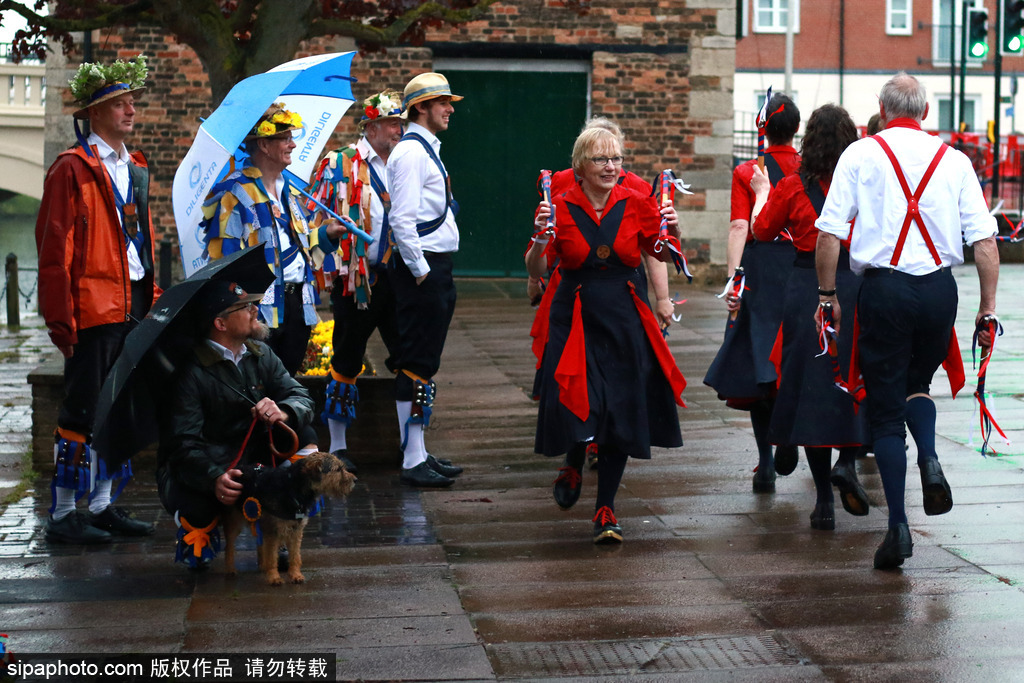 英國人的“尬舞”：彼得伯勒舉行五月節(jié)日慶典 上演傳統(tǒng)莫里斯舞