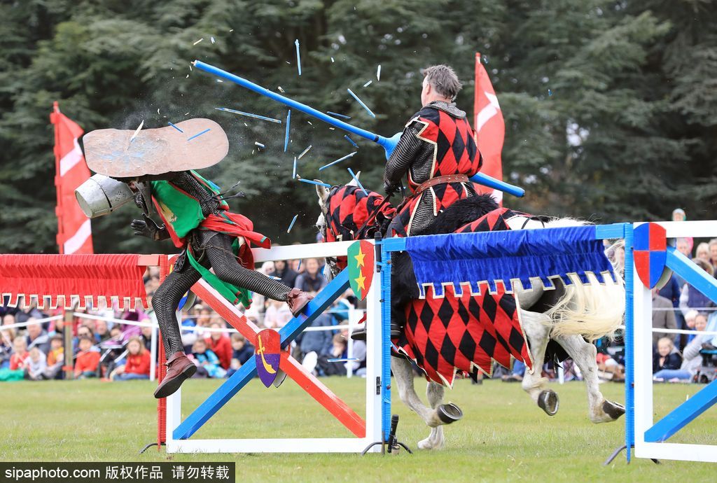 英國春季騎士節(jié)再度上演中世紀(jì)對決 服飾花哨復(fù)古趣味十足