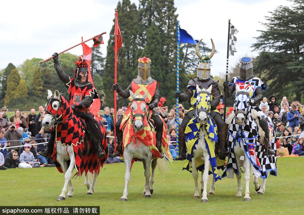英國春季騎士節(jié)再度上演中世紀對決 服飾花哨復(fù)古趣味十足