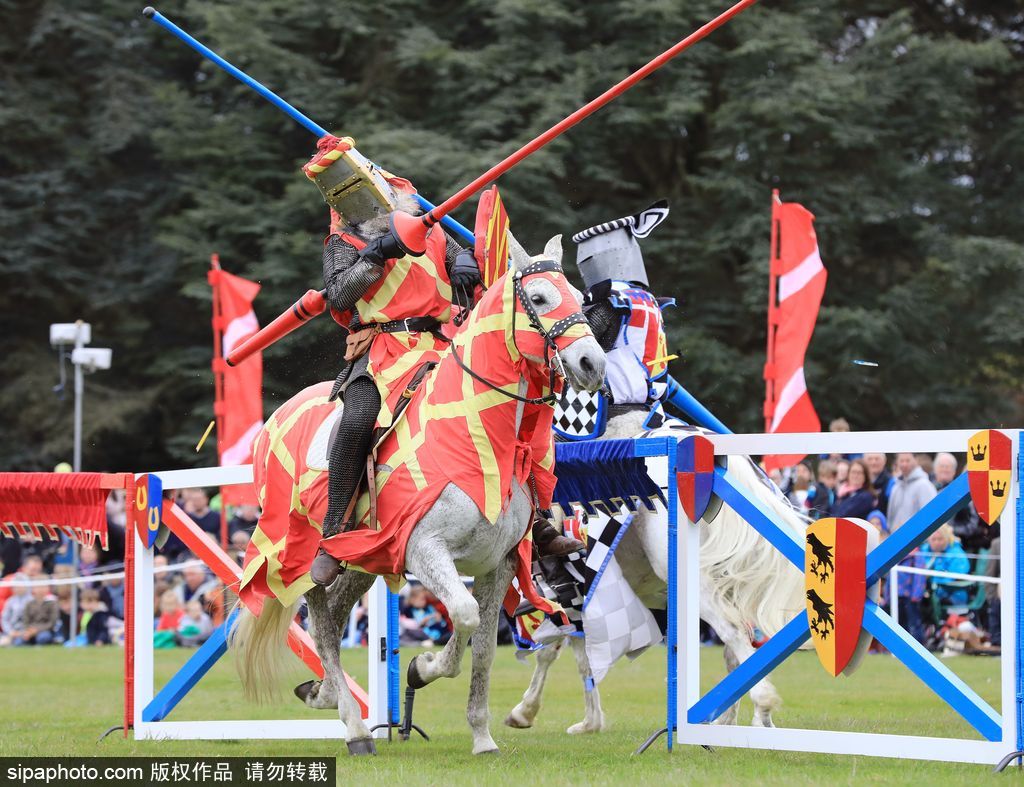 英國(guó)春季騎士節(jié)再度上演中世紀(jì)對(duì)決 服飾花哨復(fù)古趣味十足