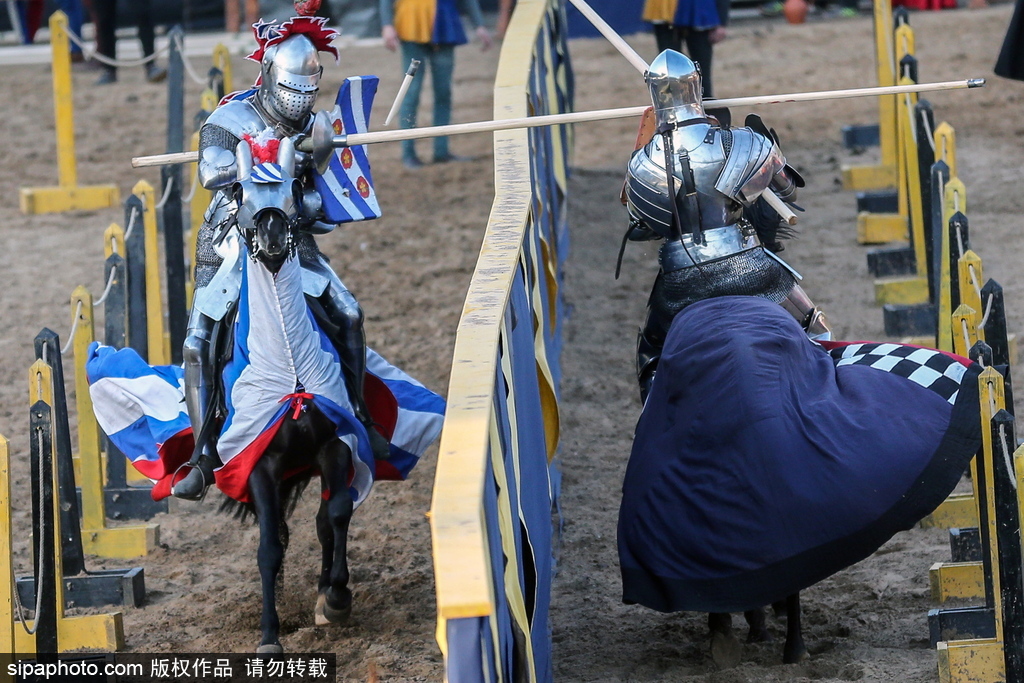 莫斯科舉行國(guó)際騎士節(jié) 全副武裝重現(xiàn)“中世紀(jì)”戰(zhàn)斗場(chǎng)景