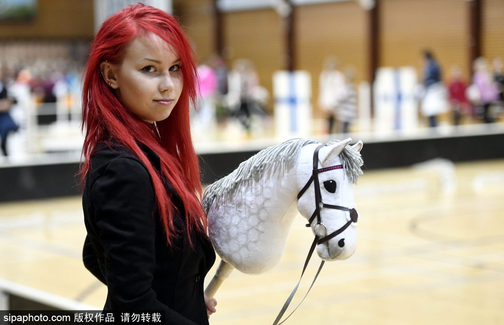 芬蘭舉行“霍比”賽馬錦標(biāo)賽 萌娃抱馬頭玩偶參賽歡樂不斷