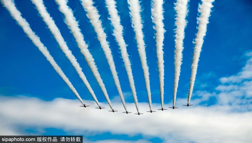 英國紅箭特技飛行隊編隊訓練 馳騁藍天高空炫技震撼人心