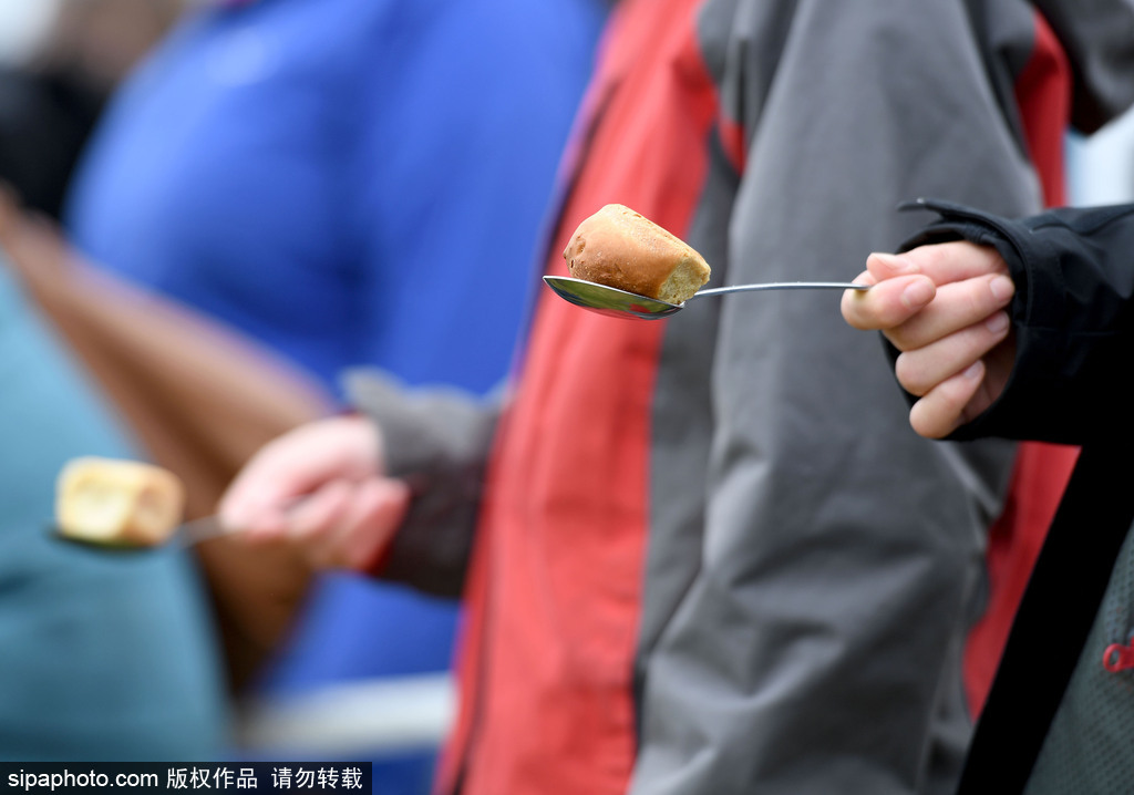 腐國人民真歡樂！多塞特郡舉行扔面包比賽