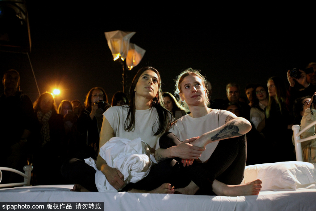 行為藝術(shù)？ 兩名女性希臘憲法廣場當街“表演”睡覺