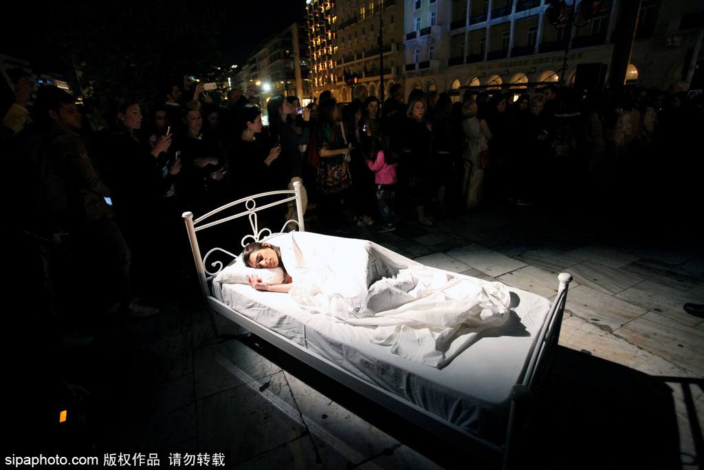 行為藝術(shù)？ 兩名女性希臘憲法廣場當(dāng)街“表演”睡覺