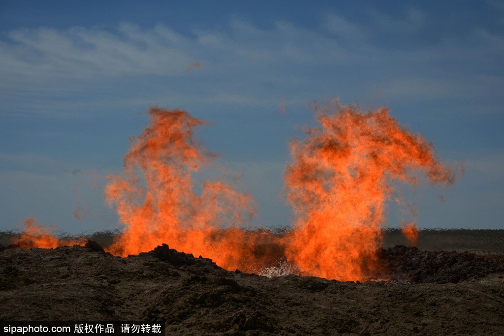 土庫曼斯坦“地獄之火”奇觀 水火也可相容