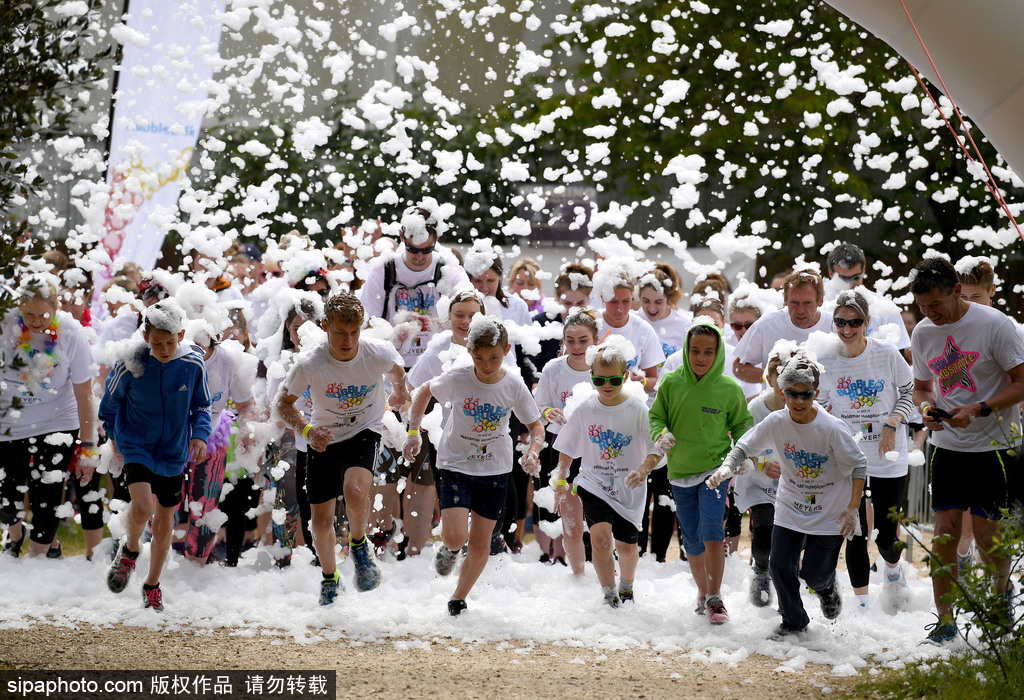 重回童年！英國舉行五彩泡泡跑 體驗最開心五公里