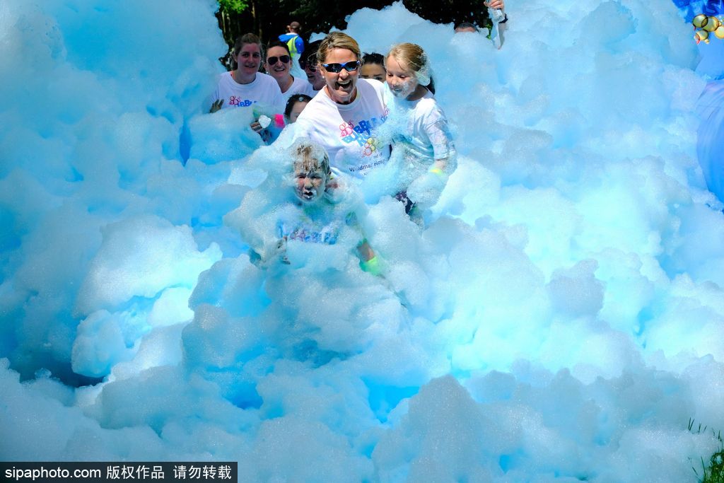 重回童年！英國舉行五彩泡泡跑 體驗最開心五公里