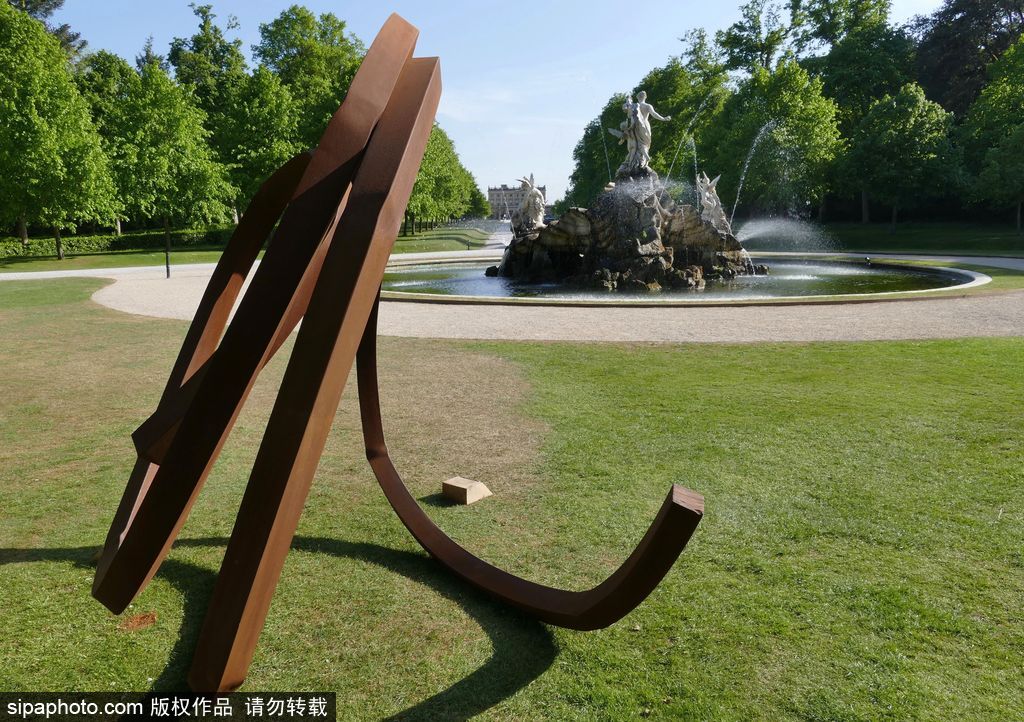 不確定的對角線 雕塑藝術(shù)家Bernar Venet展覽