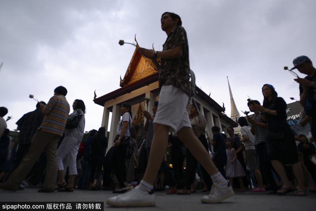 泰國慶祝佛誕節(jié) 民眾前往寺廟排隊(duì)祈福施善