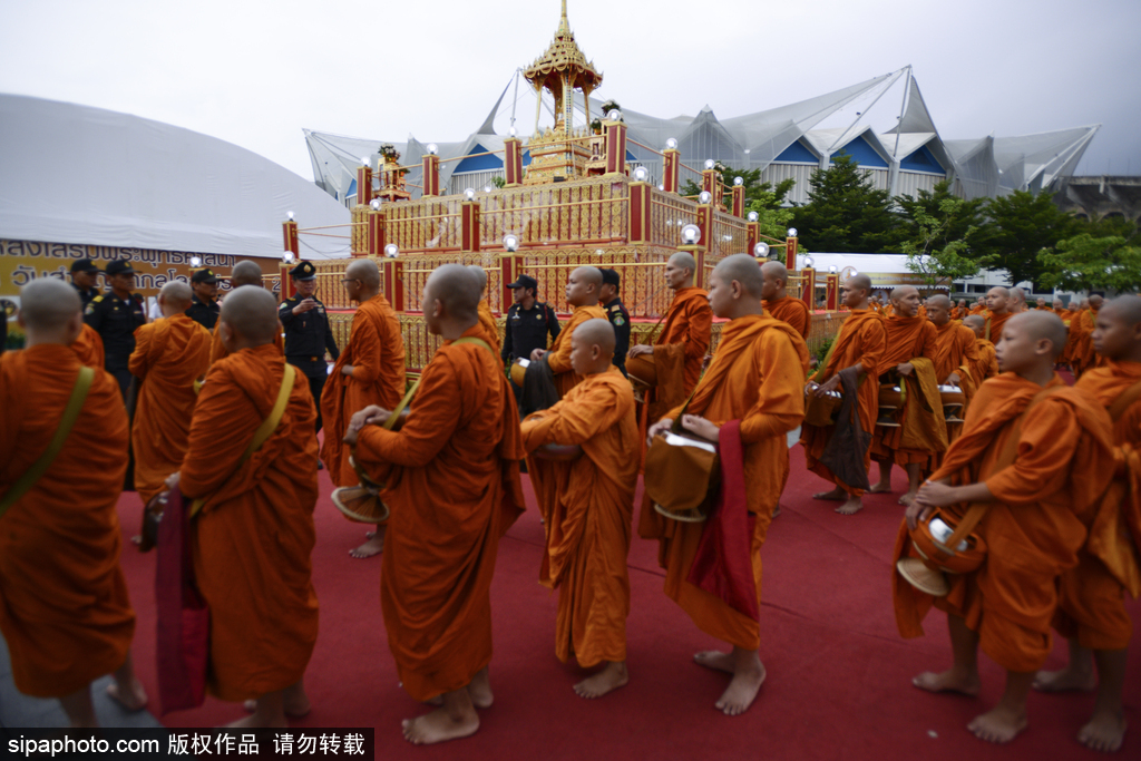 泰國慶祝佛誕節(jié) 民眾前往寺廟排隊祈福施善