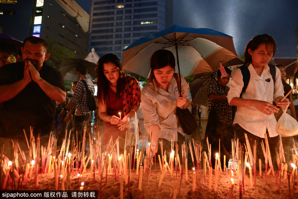 泰國慶祝佛誕節(jié) 民眾前往寺廟排隊(duì)祈福施善