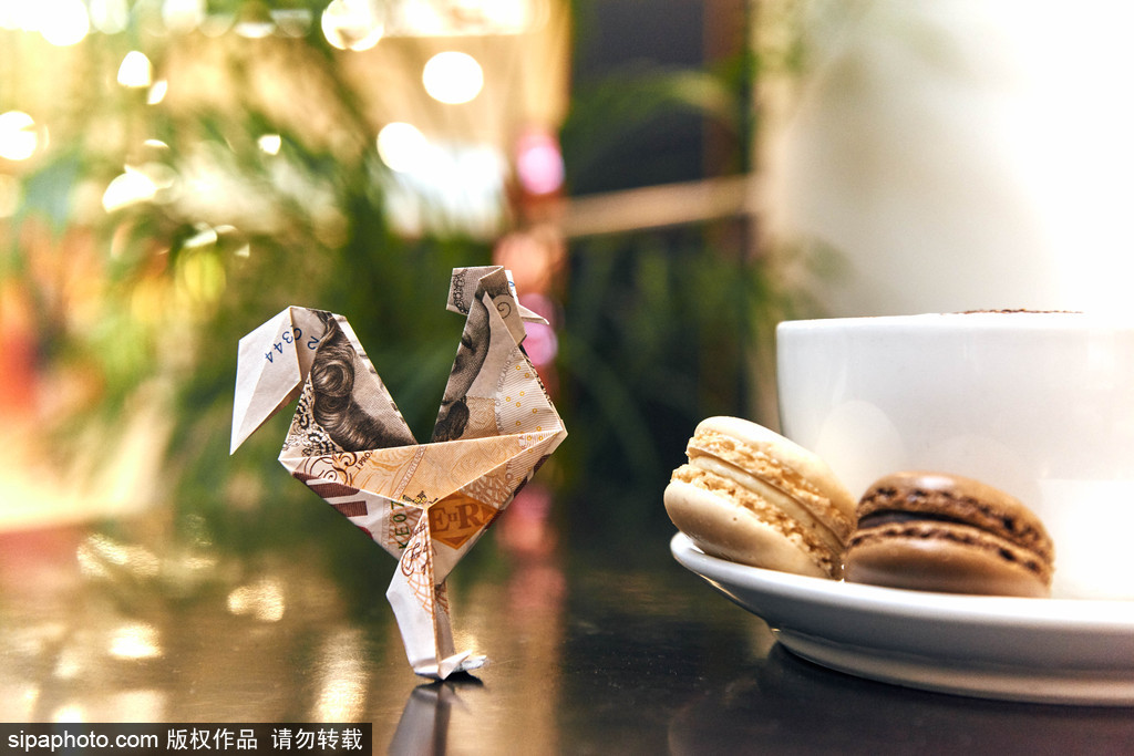 愛(ài)錢又耿直的英國(guó)人 購(gòu)物中心布置“英鎊紙鶴”為民眾制造驚喜
