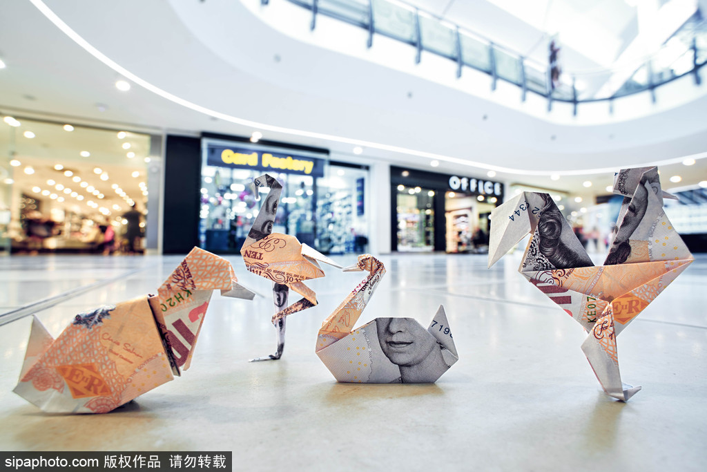 愛(ài)錢(qián)又耿直的英國(guó)人 購(gòu)物中心布置“英鎊紙鶴”為民眾制造驚喜