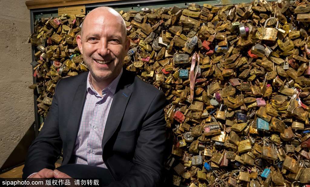 不堪重負(fù)！法國巴黎情人橋愛情鎖將全部拆除拍賣