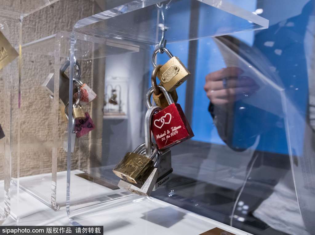 不堪重負(fù)！法國(guó)巴黎情人橋愛(ài)情鎖將全部拆除拍賣(mài)